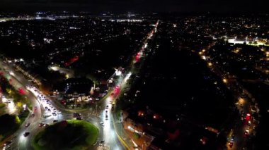 Gece Boyunca Aydınlanmış İngiliz Şehri 'nin Hava Görüntüsü. Luton, İngiltere. 3 Kasım 2023