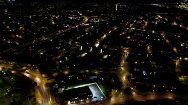Gece Boyunca Aydınlanmış İngiliz Şehri 'nin Hava Görüntüsü. Luton, İngiltere. 3 Kasım 2023