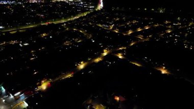 Gece Boyunca Aydınlanmış İngiliz Şehri 'nin Hava Görüntüsü. Luton, İngiltere. 3 Kasım 2023