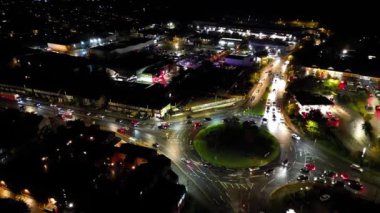 Gece Boyunca Aydınlanmış İngiliz Şehri 'nin Hava Görüntüsü. Luton, İngiltere. 3 Kasım 2023