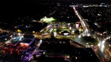 Gece Boyunca Aydınlanmış İngiliz Şehri 'nin Hava Görüntüsü. Luton, İngiltere. 3 Kasım 2023
