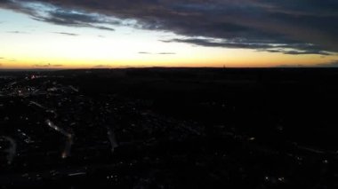 Gece Boyunca Aydınlanmış İngiliz Şehri 'nin Hava Görüntüsü. Luton, İngiltere. 3 Kasım 2023