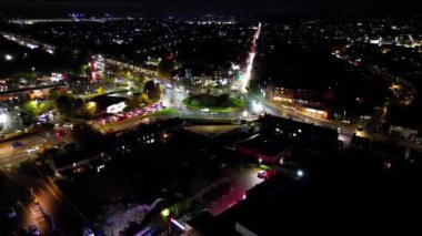 Gece Boyunca Aydınlanmış İngiliz Şehri 'nin Hava Görüntüsü. Luton, İngiltere. 3 Kasım 2023