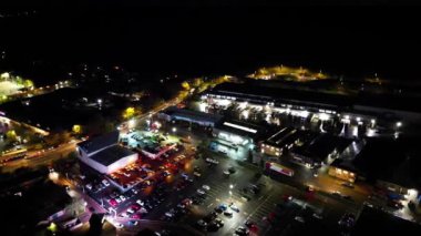 İngiltere 'nin Aydınlanmış Kuzey Luton şehrinin Gece Boyunca Yüksek Açı Görüntüsü