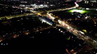 İngiltere 'nin Aydınlanmış Kuzey Luton şehrinin Gece Boyunca Yüksek Açı Görüntüsü