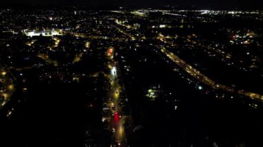 İngiltere 'nin Aydınlanmış Kuzey Luton şehrinin Gece Boyunca Yüksek Açı Görüntüsü