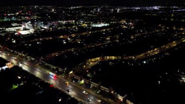 İngiltere 'nin Aydınlanmış Kuzey Luton şehrinin Gece Boyunca Yüksek Açı Görüntüsü