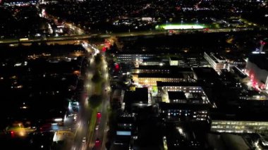 İngiltere 'nin Aydınlanmış Kuzey Luton şehrinin Gece Boyunca Yüksek Açı Görüntüsü