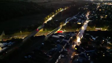 İngiltere 'nin Aydınlanmış Kuzey Luton şehrinin Gece Boyunca Yüksek Açı Görüntüsü