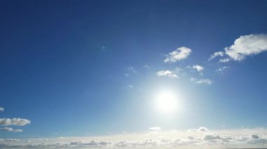 İngiltere üzerinde Güzel Bulutlar ve Gökyüzü Manzarası