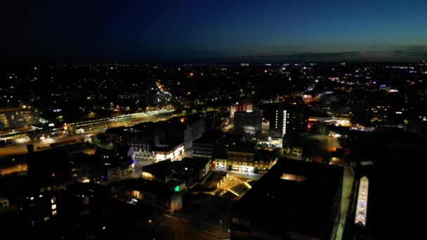 10月22日の夜のイングランドの照らされたルートン市の高角度の映像 2023 — ストック動画