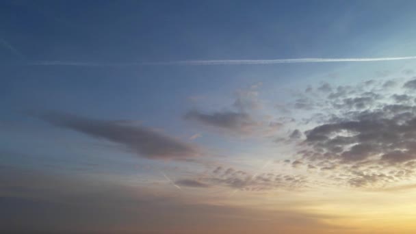 イングランド上空の空とカラフルな雲 — ストック動画
