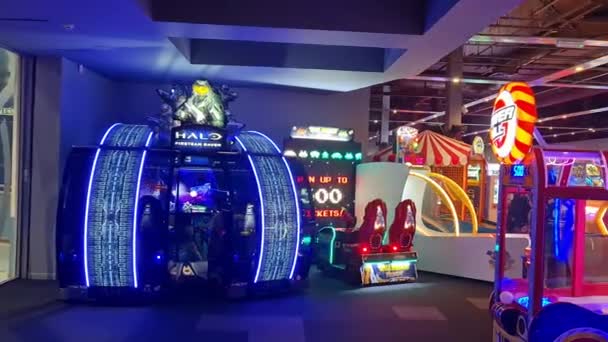 イギリスのセントラルルルートン市に位置する夜のギャラクシープラザツアーで楽しい機械とゲーム 2月4日 2024年 — ストック動画