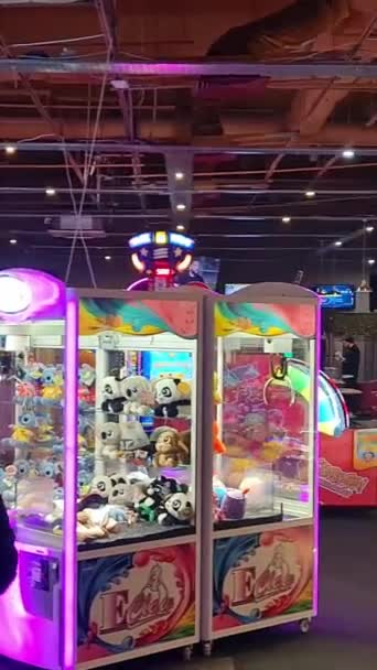Máquinas Juegos Divertidos Galaxy Plaza Tour Por Noche Que Encuentra — Vídeo de stock