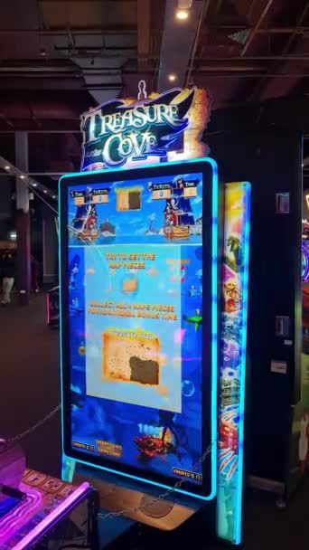 Fun Machines Games Galaxy Plaza Tour Night Das Hotel Liegt — Stockvideo