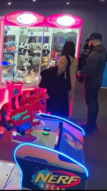 位于英国中卢顿市的银河广场巡回赛的玩具机和游戏 2024年2月4日 — 图库视频影像