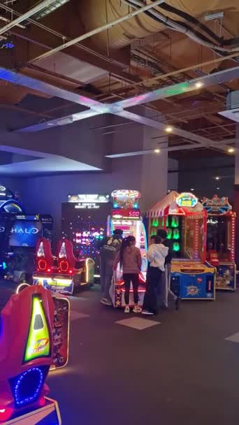 Fun Machines Games Galaxy Plaza Tour Night Das Hotel Liegt — Stockvideo