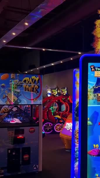 Веселі Машини Ігри Galaxy Plaza Tour Night Який Розташований Центральному — стокове відео
