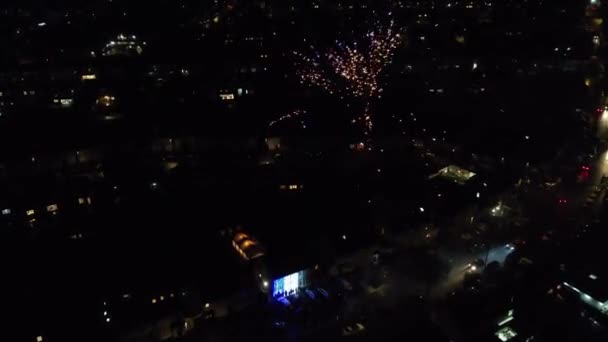 英国灯火通明的卢顿市夜间现场烟火 2024年2月17日 — 图库视频影像