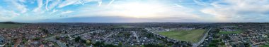 Günbatımında İngiltere 'nin Doğu Luton şehrinin yüksek açılı panoramik manzarası. Luton, İngiltere. 19 Şubat 2024