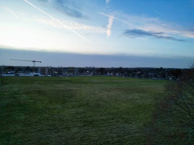 İngiltere üzerinde günbatımında Luton City 'nin yüksek açılı görüntüsü. 19 Şubat 2024