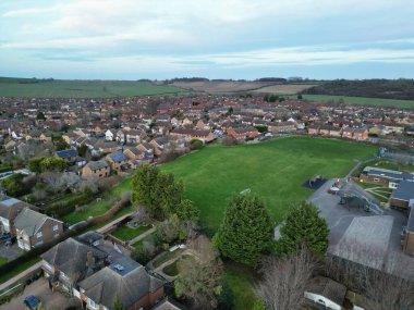 İngiltere üzerinde günbatımında Luton City 'nin yüksek açılı görüntüsü. 19 Şubat 2024