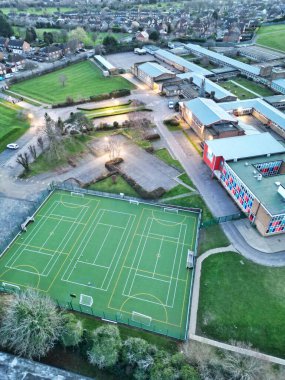 İngiltere üzerinde günbatımında Luton City 'nin yüksek açılı görüntüsü. 19 Şubat 2024