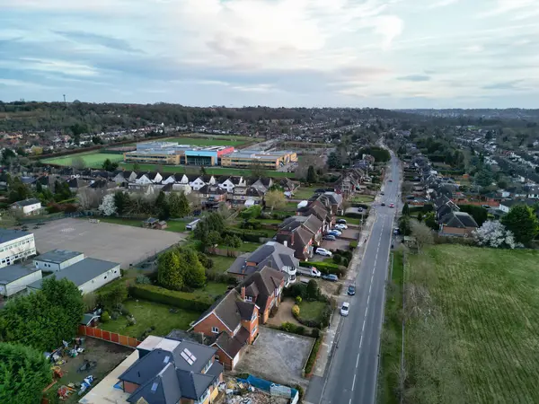 İngiltere üzerinde günbatımında Luton City 'nin yüksek açılı görüntüsü. 19 Şubat 2024