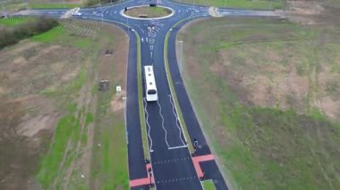 İngiltere 'nin Arlesey kasabasında, Bulutlu ve Yağmurlu Akşamlarda Trafikli İngiliz Otoyollarının Hava Görüntüsü. Şubat 28, 2024