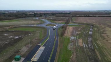 İngiltere 'nin Arlesey kasabasında, Bulutlu ve Yağmurlu Akşamlarda Trafikli İngiliz Otoyollarının Hava Görüntüsü. Şubat 28, 2024