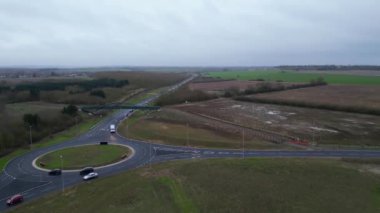 İngiltere 'nin Arlesey kasabasında, Bulutlu ve Yağmurlu Akşamlarda Trafikli İngiliz Otoyollarının Hava Görüntüsü. Şubat 28, 2024