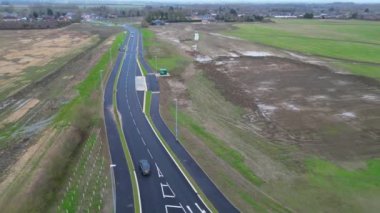 İngiltere 'nin Arlesey kasabasında, Bulutlu ve Yağmurlu Akşamlarda Trafikli İngiliz Otoyollarının Hava Görüntüsü. Şubat 28, 2024