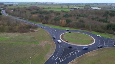 İngiltere 'nin Arlesey kasabasında, Bulutlu ve Yağmurlu Akşamlarda Trafikli İngiliz Otoyollarının Hava Görüntüsü. Şubat 28, 2024