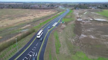 İngiltere 'nin Arlesey kasabasında, Bulutlu ve Yağmurlu Akşamlarda Trafikli İngiliz Otoyollarının Hava Görüntüsü. Şubat 28, 2024