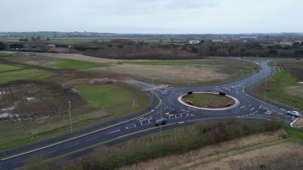 英国Arlesey镇多云 多雨夜晚交通繁忙的英国高速公路的航拍 2024年2月28日 — 图库视频影像
