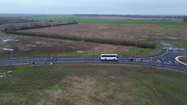 英国Arlesey镇多云 多雨夜晚交通繁忙的英国高速公路的航拍 2024年2月28日 — 图库视频影像