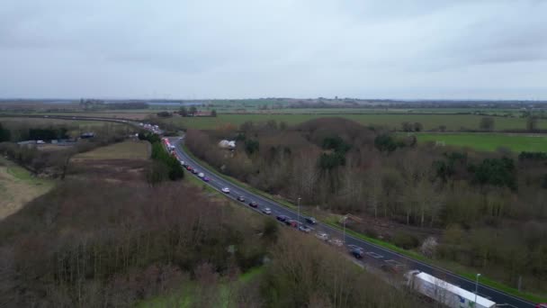 Nagranie Lotnicze Brytyjskich Autostrad Ruchem Podczas Zachmurzenia Deszczowego Wieczoru Arlesey — Wideo stockowe