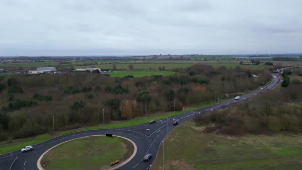 영국의 Arlesey 타운에서 교통과 고속도로의 28일 2024 — 비디오