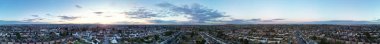 Günbatımında Britanya Şehri 'nin Hava Panoramik Manzarası. Luton, İngiltere. 24 Şubat 2024
