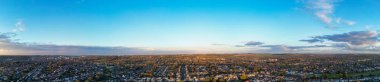 Günbatımında Britanya Şehri 'nin Hava Panoramik Manzarası. Luton, İngiltere. 24 Şubat 2024