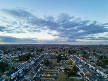 Günbatımında British City 'nin hava görüntüsü. Luton, İngiltere. 24 Şubat 2024