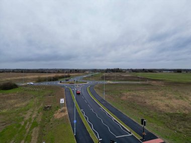 İngiltere 'nin Arlesey şehrinin bulutlu bir akşamda hava görüntüsü. Şubat 28, 2024