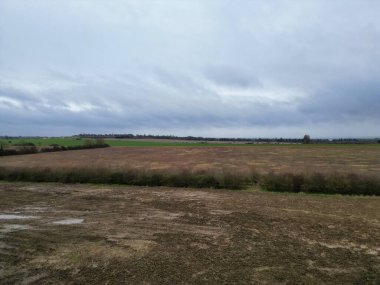 İngiltere 'nin Arlesey şehrinin bulutlu bir akşamda hava görüntüsü. Şubat 28, 2024