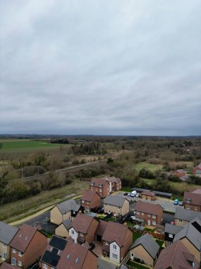 İngiltere 'nin Arlesey şehrinin bulutlu bir akşamda hava görüntüsü. Şubat 28, 2024