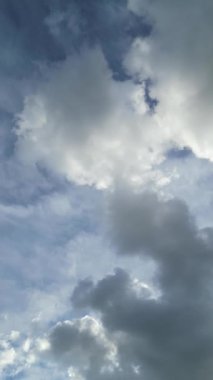 İngiltere 'nin Watford şehrinde dramatik bulutlar