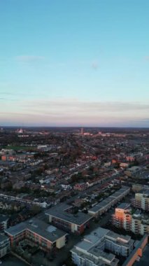 İngiltere 'nin Aydınlanmış Watford şehrinin hava görüntüsü. 3 Mart 2024