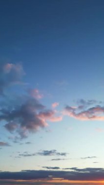 İngiltere 'nin Watford şehrinde Yüksek Açılı Gökyüzü ve Bulutlar