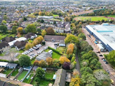 İngiltere 'nin Hemel Hempstead şehrinde bulunan yerleşim bölgesi ve emlak konutlarının hava görüntüsü. 5 Kasım 2023
