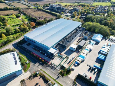 İngiltere 'nin Hemel Hempstead şehrindeki Endüstriyel Estate Deposu Yüksek Açı Görünümü. 5 Kasım 2023