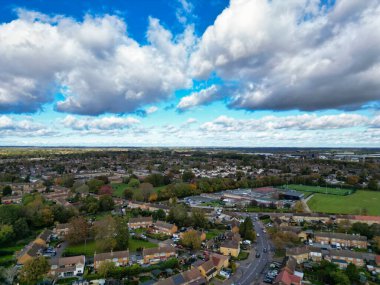 İngiltere 'nin Orta Hemel Hempstead şehrinde Gökyüzü ve Dramatik Bulutların En Güzel Yüksek Açılı Manzarası. 5 Kasım 2023